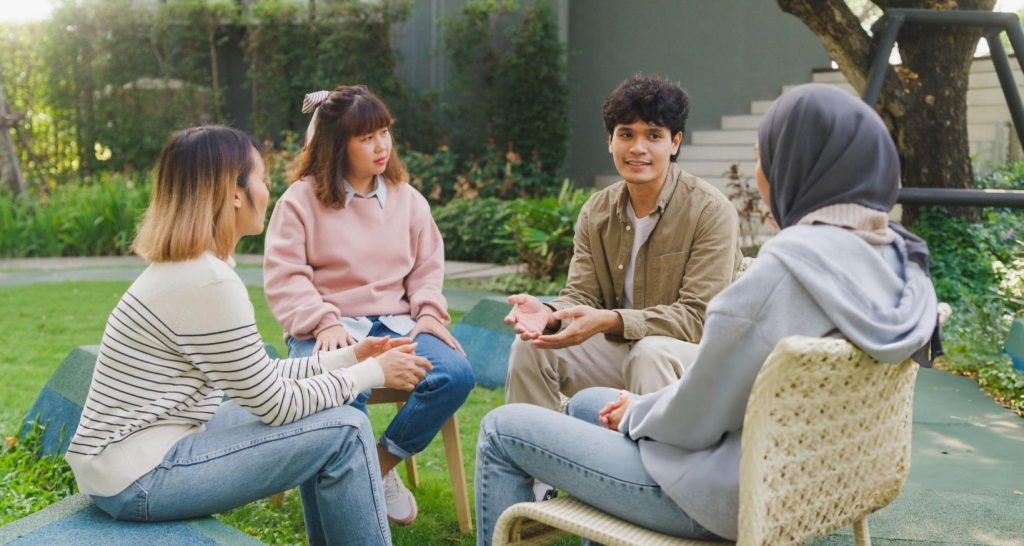 beberapa orang berdiskusi psikologi di omah wening